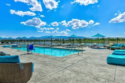 Chic Apt w Jacuzzi Pool BBQ Mountain Views Hotel a 