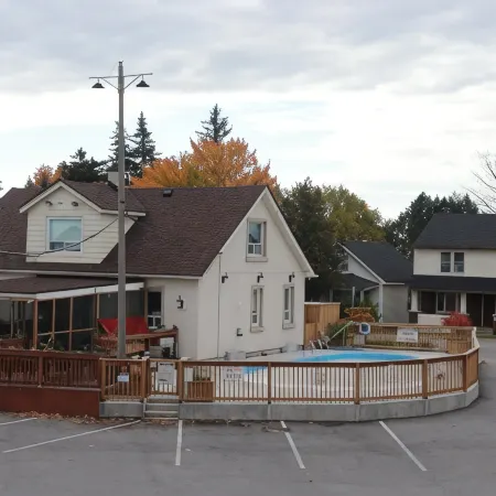 Falls Lodge by the Falls (Formerly Knights Inn)