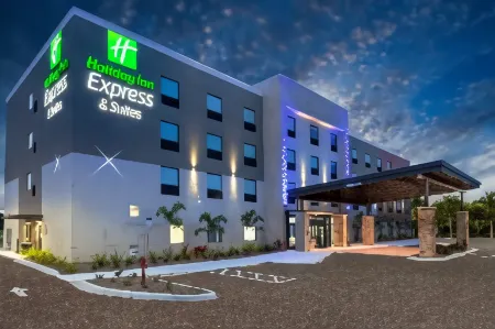 Holiday Inn Express & Suites FT Myers Beach-Sanibel Gateway
