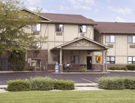 Super 8 by Wyndham Ottawa Starved Rock Отели в г. Нейплейт
