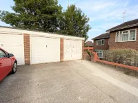 7 Mins to Gatwick Airport, Easy Commute to London! Comfortable King Size Bed! - Wifi