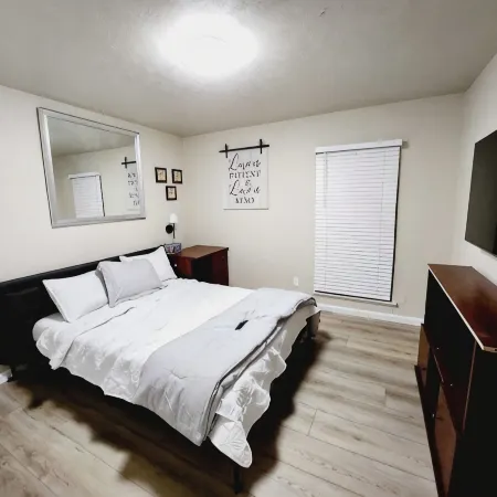 Fifa Soccer-Charming 4-Bedroom House Wi-Fi + All Room Smart TV's +Deck/Patio