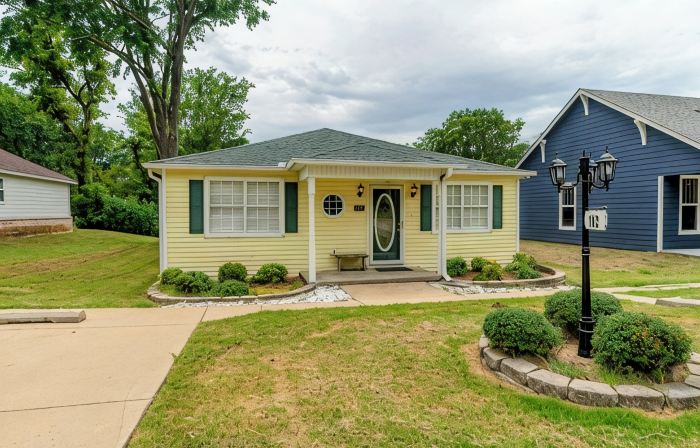 Goldfinch Guesthouse: Charming Family Home Near Lake & Downtown Claremore
