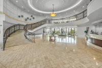 Beachfront! Coastal Designer Glam with Resort Amenities. Private Balcony & Grill - 按摩浴缸