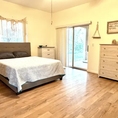Pet Friendly, 3-bedroom house with AC, WiFi in welcoming Palm Coast