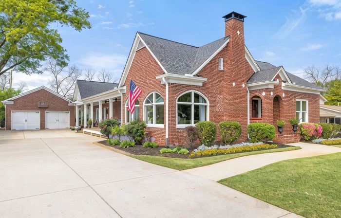 Charming historical 4-bedroom house in Downtown  Buford, GA.