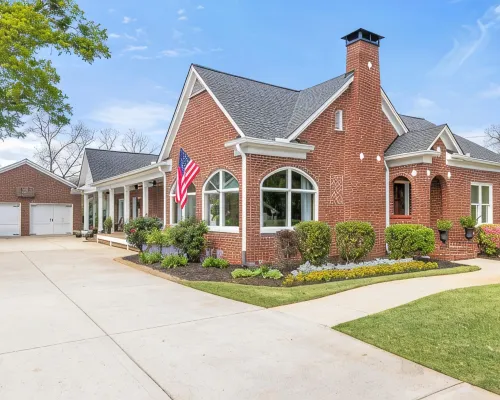 Charming historical 4-bedroom house in Downtown  Buford, GA. Hotels in Buford