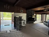 Charming 2-bedroom house in wonderful Pāhoa with free private covered parking - Homestays