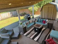 Modern Self check-inLarge Fenced Yard A/C Close to Everything Quiet Neighborhood