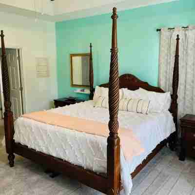 Cheerful 4 Bed, 3 Bath Home with Screened Pool Rooms
