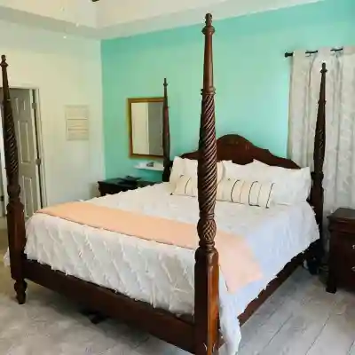 Cheerful 4 Bed, 3 Bath Home with Screened Pool Rooms