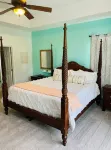 Cheerful 4 Bed, 3 Bath Home with Screened Pool