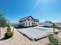 Bear Lake getaway for the whole family! Sleeps 32! Beach access included!!