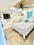 Hot Tub. Dog Friendly. Free Pontoon Boat & Jump Off Boathouse. - 3-Star