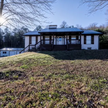 Red River Gorge! 5 bed/3bath on 8 private acres!! Hot tub, Arcade room, Garage