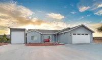 New home located in the "heart" of AZ. Come explore AZ. So much to see and do. - Homestays