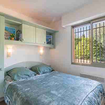 Tiny house, jardin privé, piscine, tennis, parking Rooms