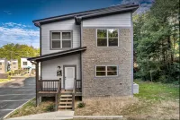 Modern 5 bedroom cabin, close-Dollywood, game room Hotels in 