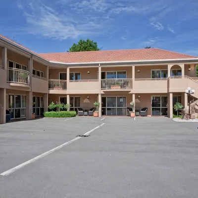 Tuscana Motor Lodge Hotels near Saint Albans