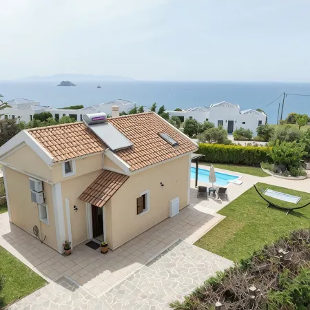 Avithos Beach 2 Mins. Private Pool & Garden. Airport 10 Minutes.
