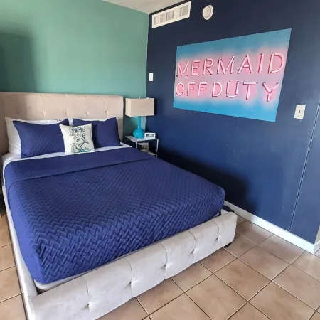 Oceanview Daytona Beach Studio • Off Duty Mermaid • Pool, Sleeps 4