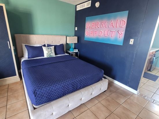 Oceanview Daytona Beach Studio • Off Duty Mermaid • Pool, Sleeps 4