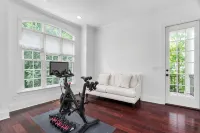 Lake Daze - Incredible 8 Bedroom Lake Gaston 5-star Boat included in rental - Gym
