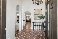 Stylish 3B 2B house with Yoga room, sauna, hot tub, pool, & patio-sleeps 9 - Private Pools