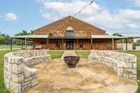The Yellow Rose Cabin on Lake Granbury - 3-Star