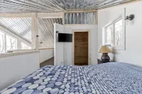 Beautiful cottage on the lake with brand new sauna, large yard and office space. - Homestays