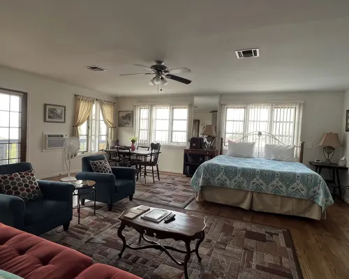 Studio Apartment with views of Sedona, Verde Valley, and San Francisco Peaks Hotels in Jerome