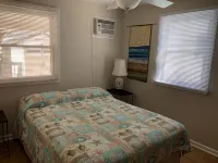 Charming Beach block getaway! Leave your sheets, towels at home! You're on VACA! Hoteles en Brigantine