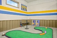 Barn! Golf Sim/Theater, Bunk Slide, Mini Golf, Hot Tub, Saloon Bar, Firepit!