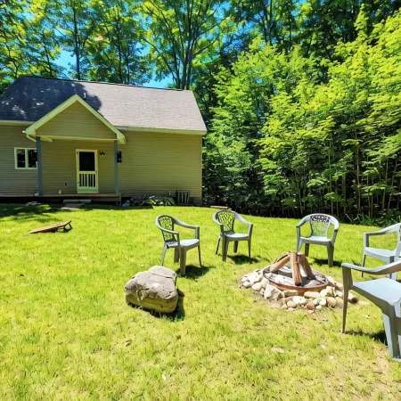 Tranquil Woodsy Getaway in Leelanau Peninsula - Golf, Wineries, Hiking, Beaches!