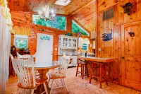Cozy Cabin Retreat - Hot Tub, Fireplace & Fire Pit - Minutes from Blue Ridge - Alppimaja