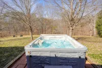 Water's Edge Cozy 2-bedroom cabin. Wooded setting, WiFi, Pond & Hot Tub - 3-Star