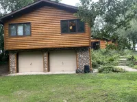Beautiful Lakefront Property with Guesthouse - Hytter