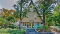 Kampground Escape w/ Kayaks, Heated Pool & Marina!