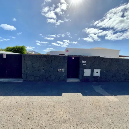 HEATED PRIVATE POOL - FREE PARKING - BARBECUE - FREE WIFI.