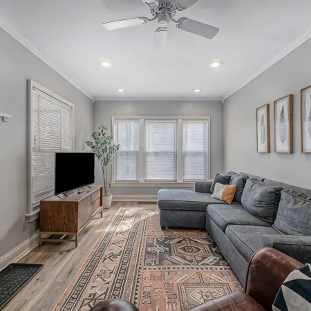 Updated Modern & Spacious 2 bed Apartment Near Everything!