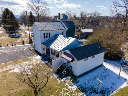 Lovely, Clean and Walkable in the Town of Luray.