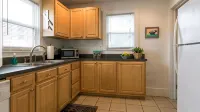 Mid-Century Modern Home in Downtown Royal Oak! - Homestays