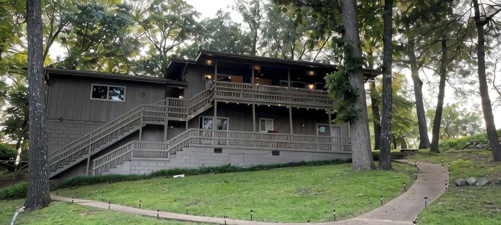 4-bedroom lakefront house with private dock Hotels in Sharp County