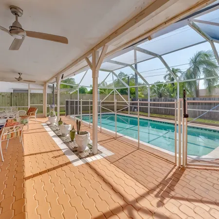MODERN HOME WITH HEATED POOL! CLOSE TO SAWGRASS MILLS MALL! FLEXIBLE CHECK IN