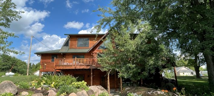 Charming 3,800 sq feet log house in Waupaca County. Hotels in Waupaca County