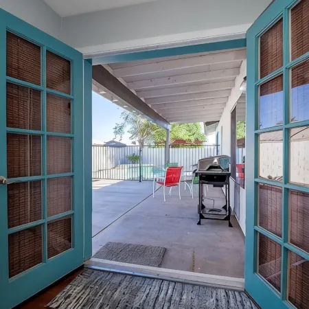 OCO-Heated pool for additional fee and spacious 4br home for your comfort.
