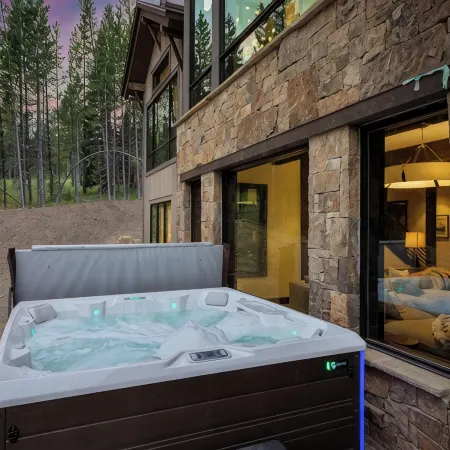 Big Sky Summit - Hot Tub, Fireplace & Ski Access