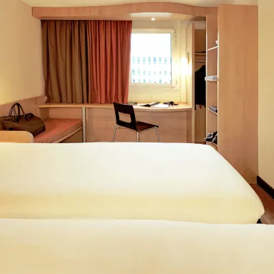Ibis Lisboa Jose Malhoa Отели рядом с достопримечательностью «Станция Камполиде»