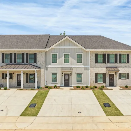 Charming 2-bedroom townhome with WiFi, minutes from Auburn University's campus