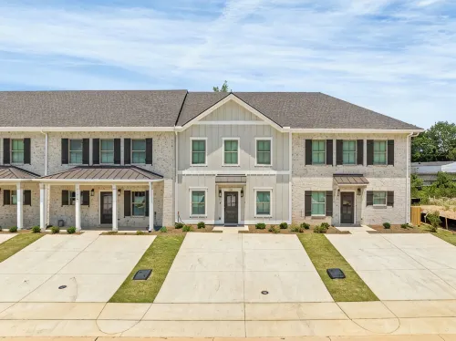 Charming 2-bedroom townhome with WiFi, minutes from Auburn University's campus